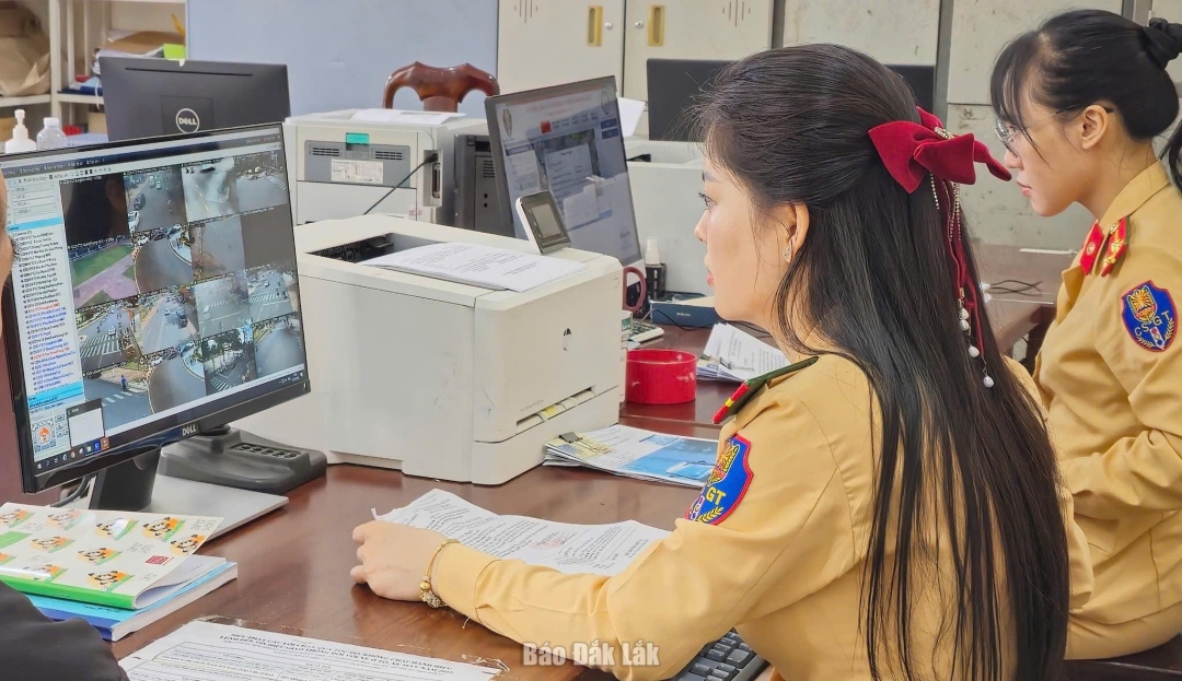 Cán bộ Phòng CSGT theo dõi vi phạm giao thông qua hệ thống camera giám sát.