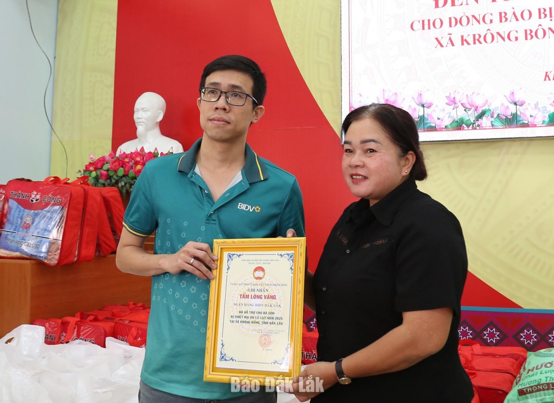 Đại diện xã Krông Bông trao bảng ghi nhận Tấm lòng vàng cho đại diện BIDV Đắk Lắk