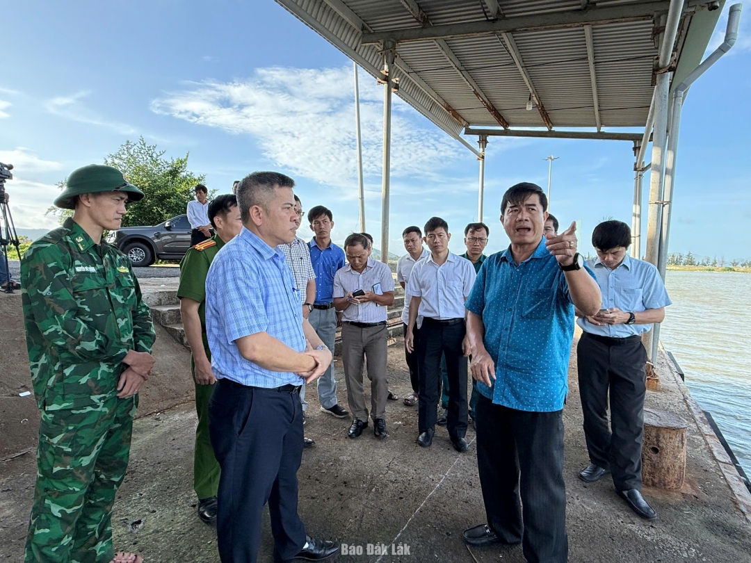 Phó Chủ tịch UBND tỉnh Nguyễn Thiên Văn, kiểm tra công tác phòng chống bão số 13 tại Cảng cá Tiên Châu, xã Tuy An Đông. Ảnh: Thùy Thảo
