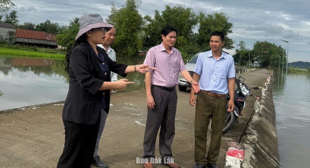 Lãnh đạo xã Liên Sơn Lắk kiểm tra các vị trí ngập lụt trên địa bàn.