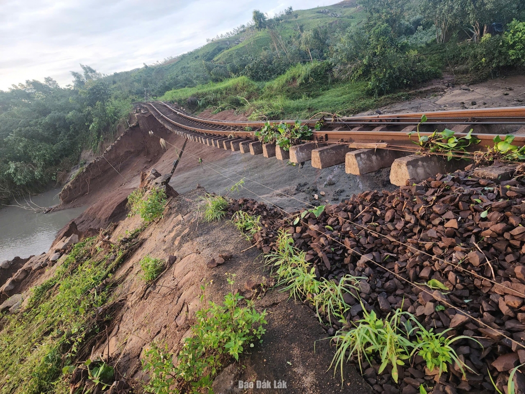Đường sắt đoạn qua địa phận xã Xuân Lãnh bị hư hỏng.