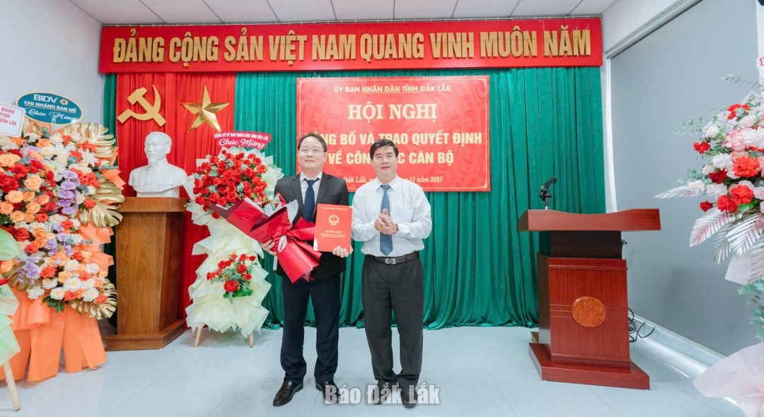 Phó Chủ tịch UBND tỉnh Nguyễn Thiên Văn trao Quyết định và tặng hoa chúc mừng Giám đốc Ban B Nguyễn Quốc Đồng.
