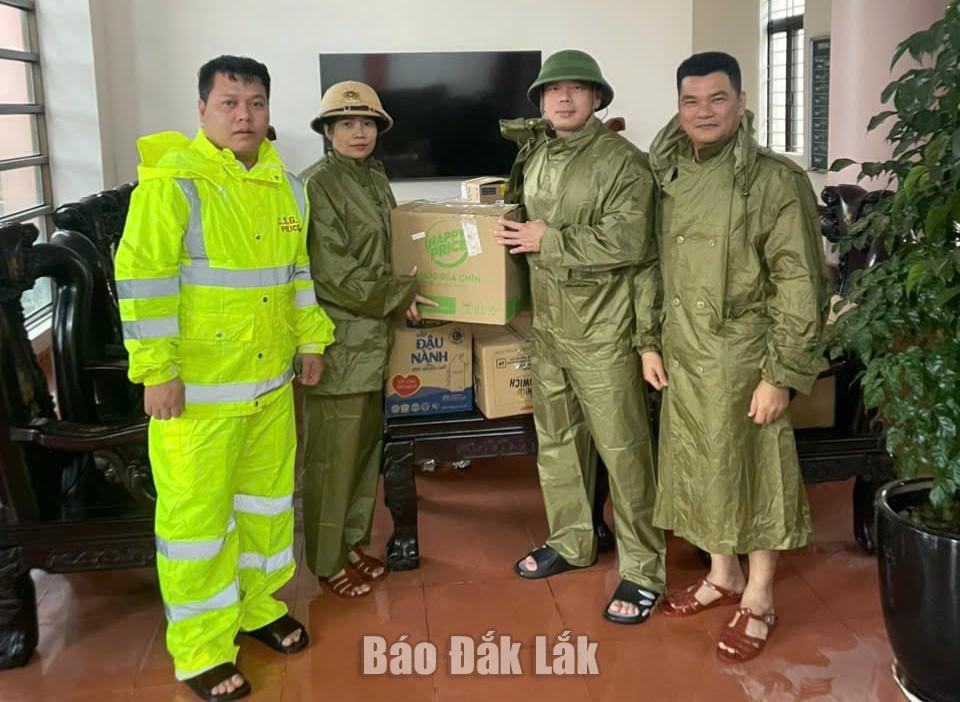 Lãnh đạo Phòng CSGT động viên tinh thần cán bộ, chiến sĩ làm nhiệm vụ hỗ trợ người dân bị ảnh hưởng do bão lũ.