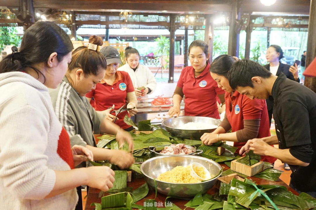 Hội Nữ doanh nhân tỉnh Đắk Lắk cùng người dân phường Tân Lập gói bánh chưng hỗ trợ người dân khu vực phía Đông tỉnh bị ảnh hưởng bão lũ.