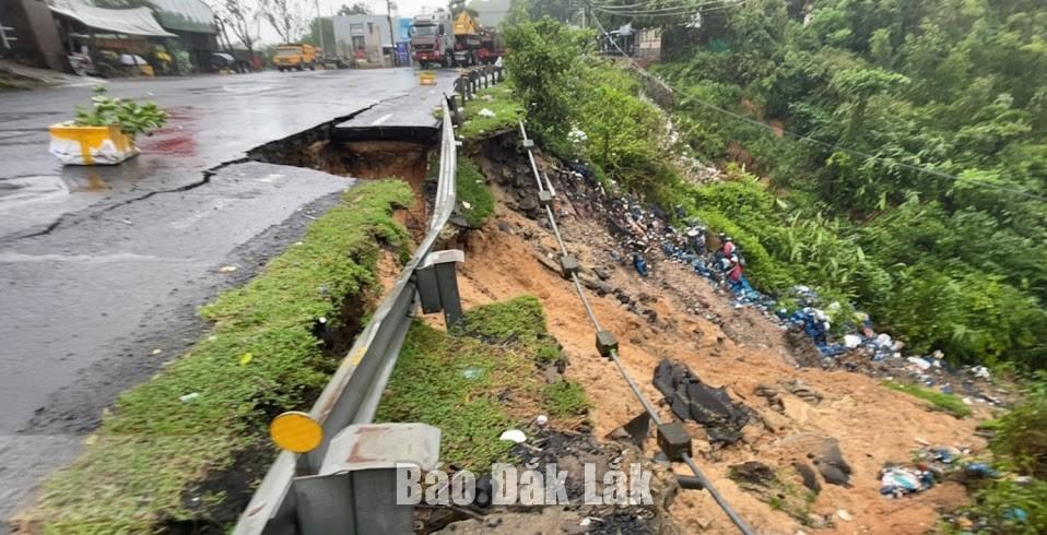 Một khối lượng lớn đất, đá từ Quốc lộ 1 bị sạt trượt.