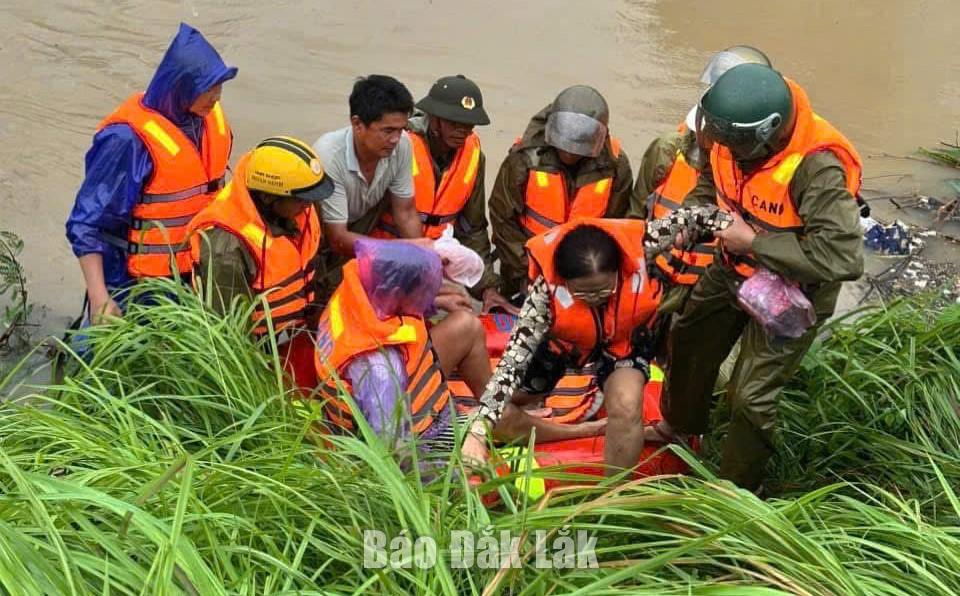 Lực lượng chức năng phường Phú Yên  đưa người dân ra khỏi vùng ngập sâu. Ảnh: Hồ Như