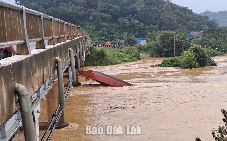 Trước đó, tại khu vực cầu Giang Sơn, có 2 tàu cát bị đứt neo trôi dạt về phía chân cầu.