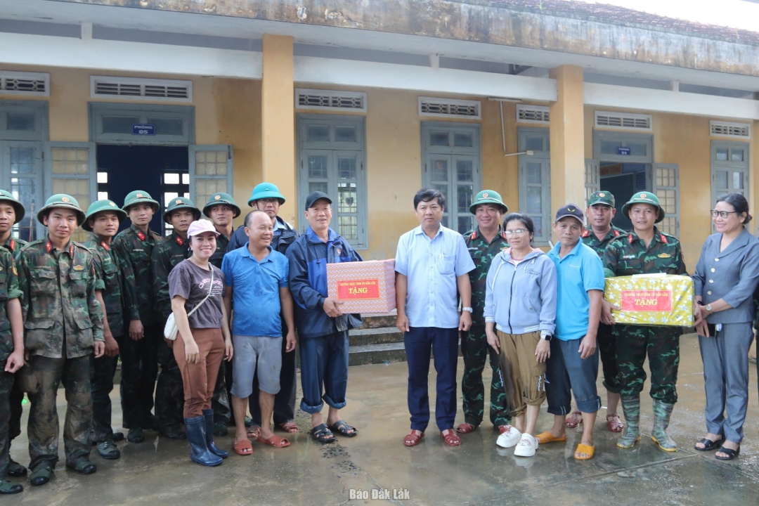 Ủy viên dự khuyết Trung ương Đảng, Bí thư Tỉnh ủy Lương Nguyễn Minh Triết thăm, động viên các lực lượng tham gia hỗ trợ khắc phục thiệt hại tại Trường tiểu học An Ninh Tây, xã Tuy An Đông. Ảnh: Hà My