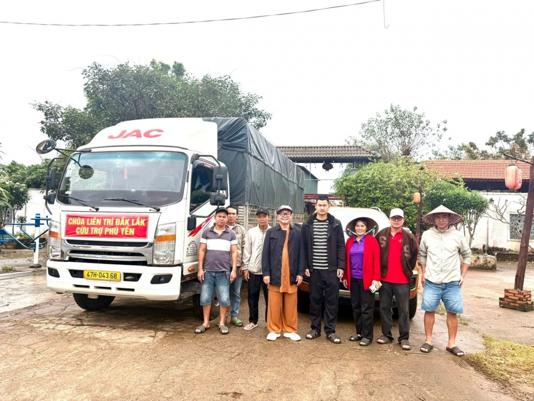 Chuyến xe cứu trợ chùa Liên Trì chuẩn bị xuất phát, lên đường cứu trợ. Ảnh: CTV