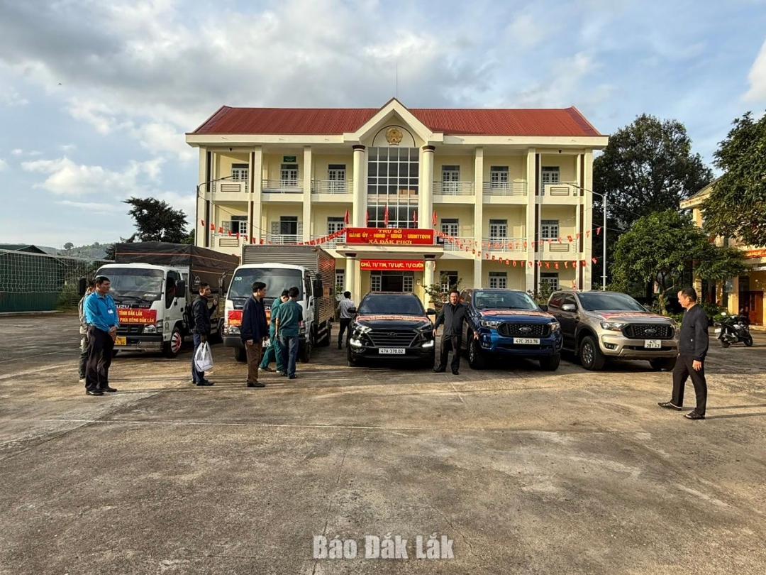 Đoàn xe của xã Đắk Phơi xuất phát lên đường mang quà hỗ trợ người dân xã Đồng Xuân.
