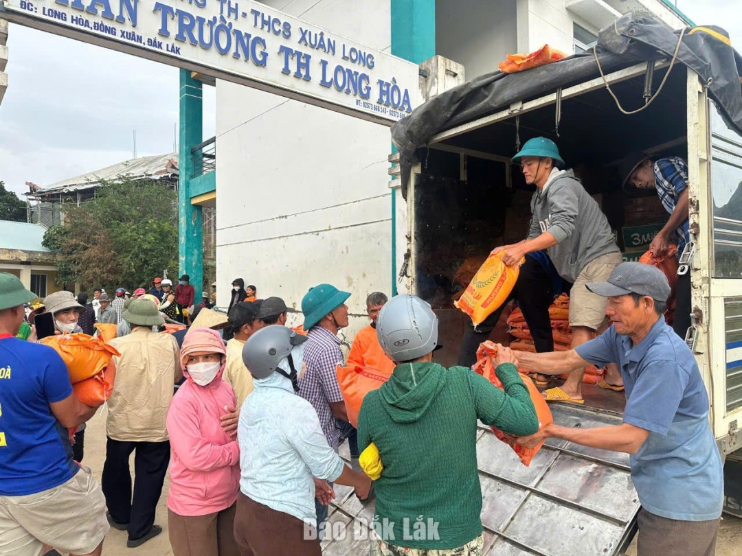 Hàng hóa, nhu yếu phẩm của cán bộ, nhân dân xã Krông Nô được trao đến tay người dân xã Đồng Xuân.