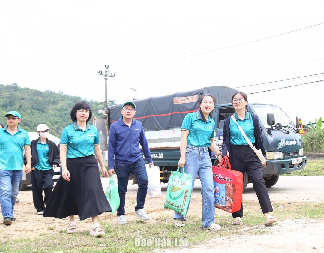 Cán bộ của BIDV mang quà đến người dân vùng khó