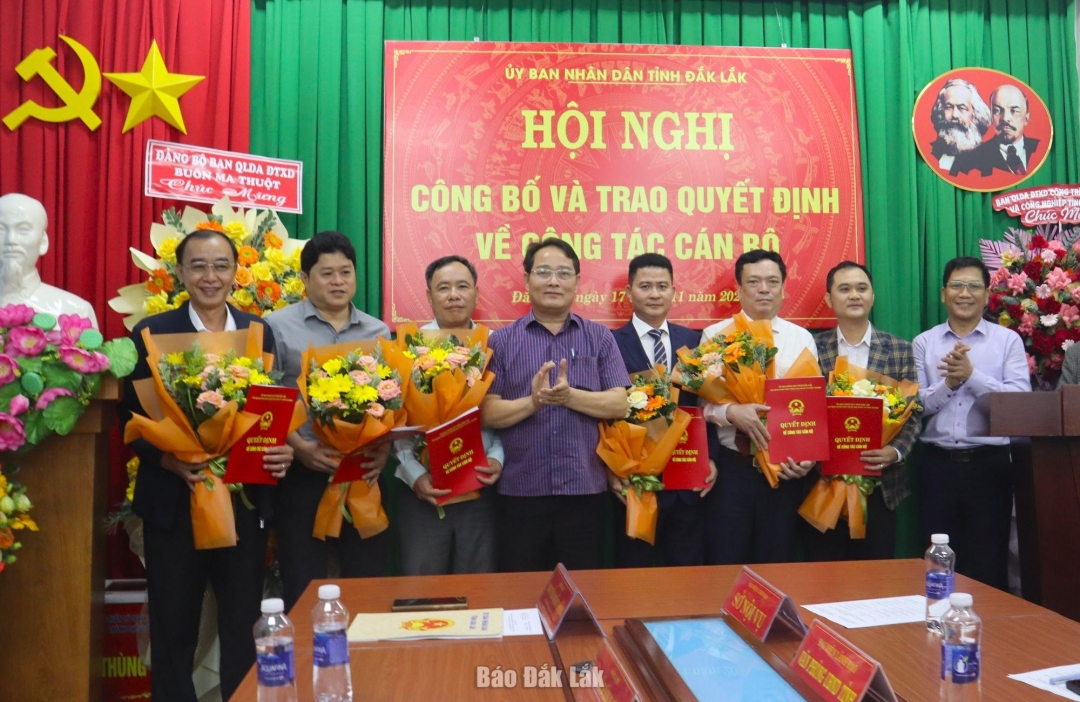 Lãnh đạo Ban B tặng hoa và trao quyết định bổ nhiệm các Phó Giám đốc Ban Quản lý dự án đầu tư xây dựng Buôn Ma Thuột.