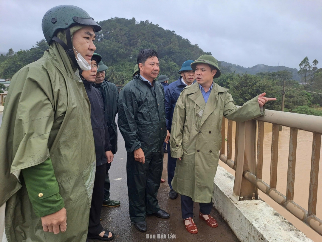 Phó Bí thư Tỉnh ủy Đỗ Hữu Huy và đoàn công tác kiểm tra tình hình mưa lũ ở các xã khu vực phía Tây tỉnh. Ảnh: Minh Thông