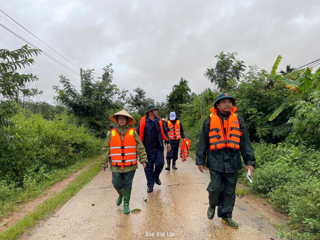 Phó Bí thư Tỉnh uỷ Huỳnh Thị Chiến Hoà chỉ đạo công tác phòng chống lụt bão, bảo đảm an toàn cho người dân tại xã Dray Bhăng. Ảnh: Hồng Chuyên