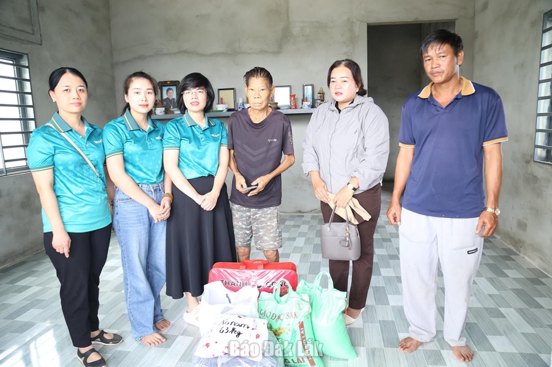 Đại diện xã Krông Bông và BIDV Đắk Lắk tặng quà cho ông Trần Đình Tuấn