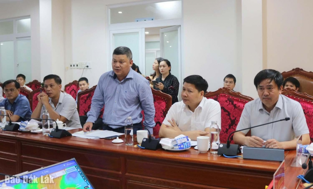 Lãnh đạo Sở Nông nghiệp và Môi trường báo cáo về tình hình tàu thuyền, lòng bè và hồ đập của tỉnh.