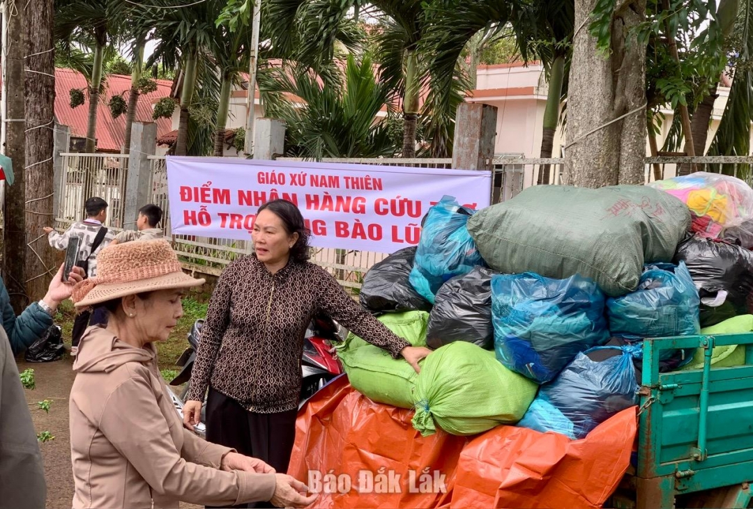 Điểm tiếp nhận hàng cứu trợ tại Giáo xứ Nam Thiên.