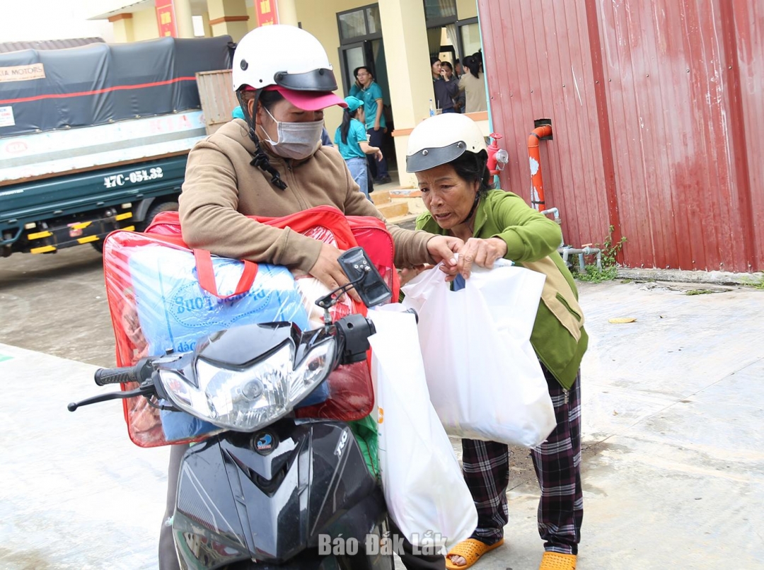 Người dân và những món quà lúc khó khăn