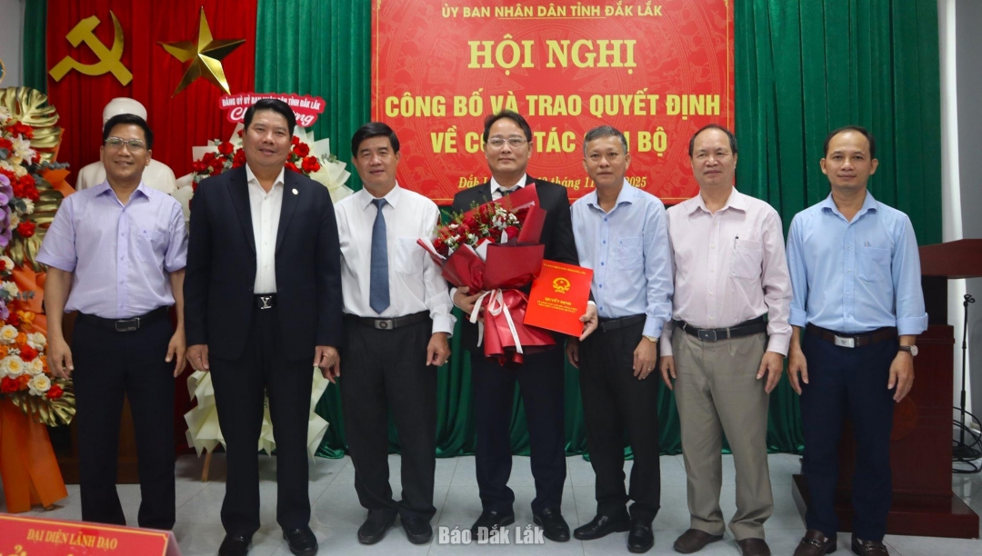 Các đại biểu chụp hình lưu niệm cùng tân Giám đốc Ban B Nguyễn Quốc Đồng.