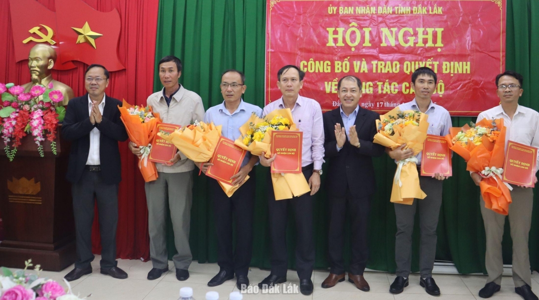 Đại diện lãnh đạo Ban A trao quyết định và tặng hoa chúc mừng các Phó Giám đốc Ban Quản lý dự án đầu tư xây dựng Buôn Hồ.