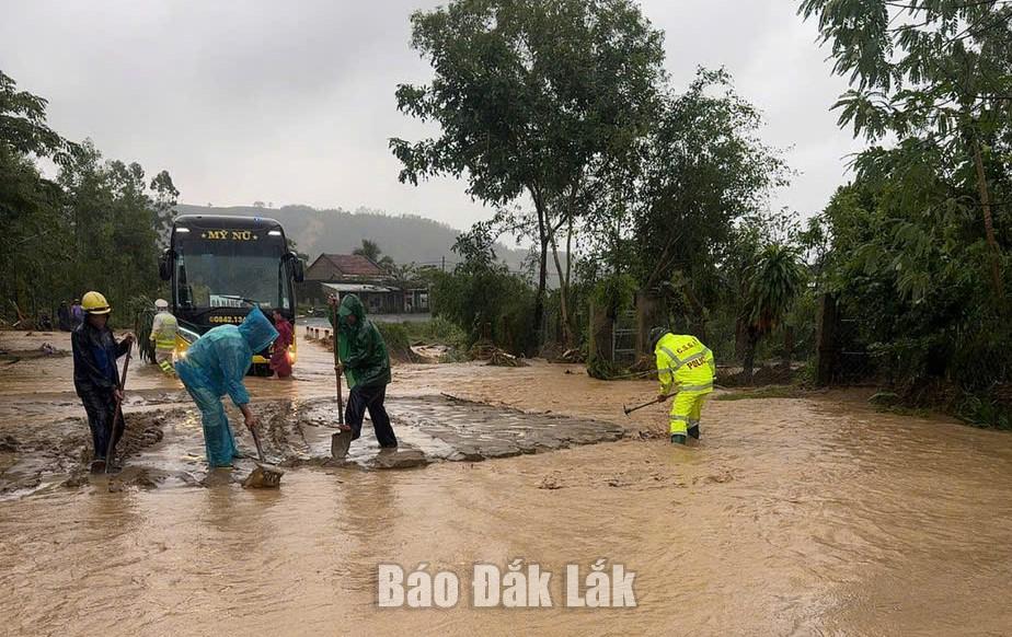 Lực lượng CSGT khơi thông bùn lầy trên Quốc lộ 29.