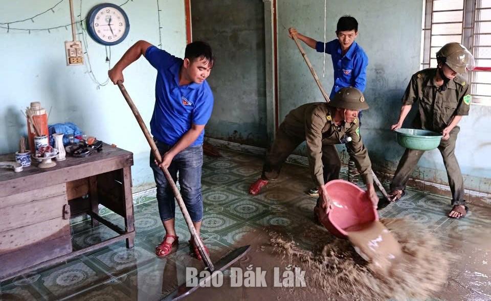Đoàn viên thanh niên xã Đắk Liêng hỗ trợ người dân dọn dẹp nhà cửa.