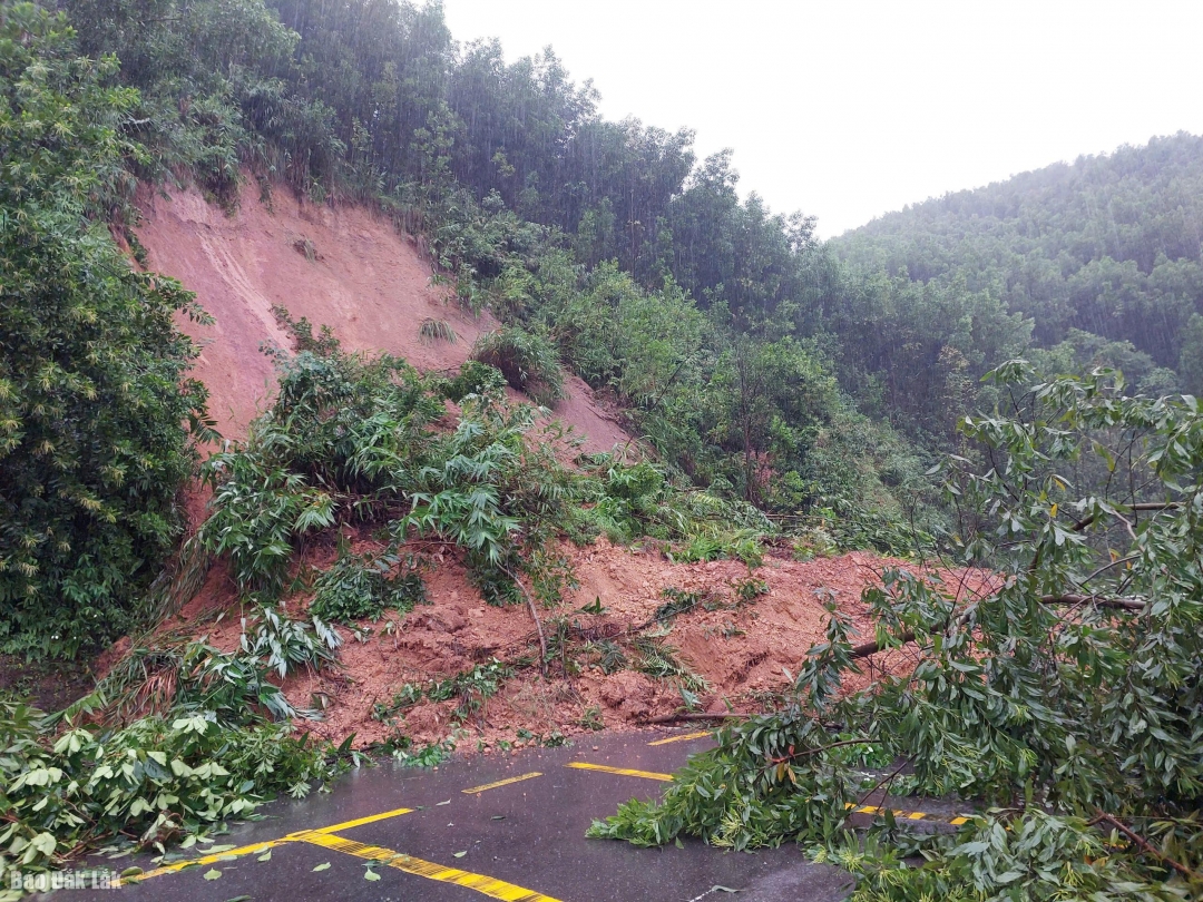 Đèo Phượng Hoàng trên quốc lộ 26 bị sạt lở, gây ách tắc giao thông. Ảnh: Vạn Tiếp