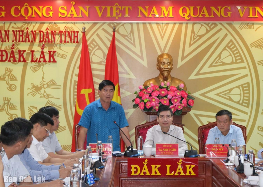 Phó Chủ tịch UBND tỉnh Nguyễn Thiên Văn phát biểu tại cuộc họp. 