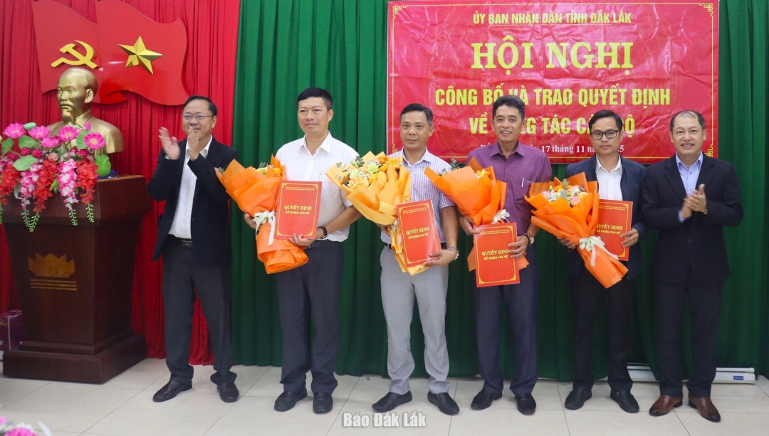 Đại diện lãnh đạo Ban A trao quyết định và tặng hoa chúc mừng các Phó Giám đốc Ban Quản lý dự án đầu tư xây dựng Buôn Hồ.