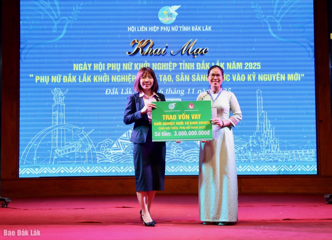 Báo Dân Xã Đại diện Ngân hàng Chính sách xã hội tỉnh trao nguồn vốn vay hỗ trợ khởi nghiệp.