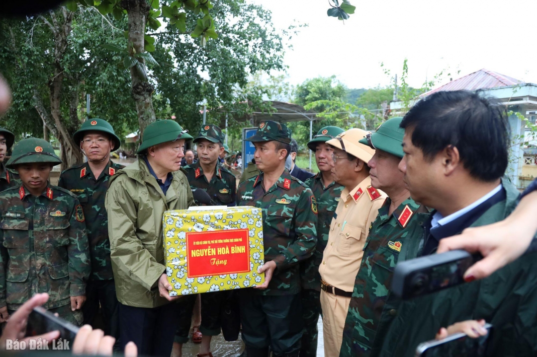 ... và trao quà cho lực lượng quân đội đang giúp dân khắc phục hậu quả sau mưa lũ tại xã Đồng Xuân.