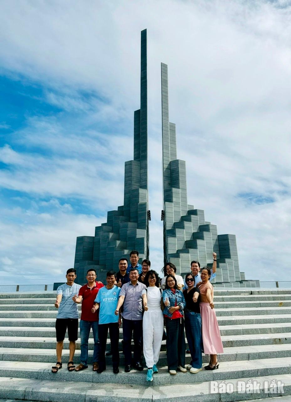 Tháp Nghinh Phong - điểm du lịch hấp dẫn du khách trong cả nước có trong lộ trình đường chạy.