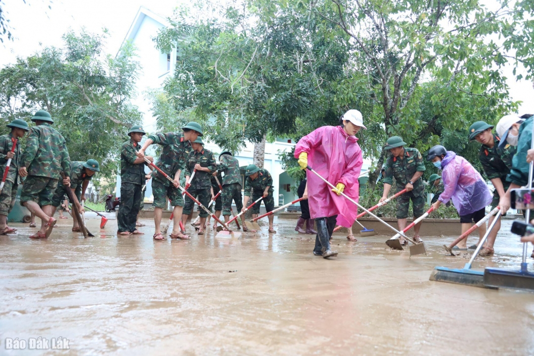 Lực lượng quân đội và các giáo viên Trường THCS Phan Lưu Thanh (xã Đồng Xuân) đang lau dọn bùn đất chuẩn bị cho học sinh tiếp tục đến trường.