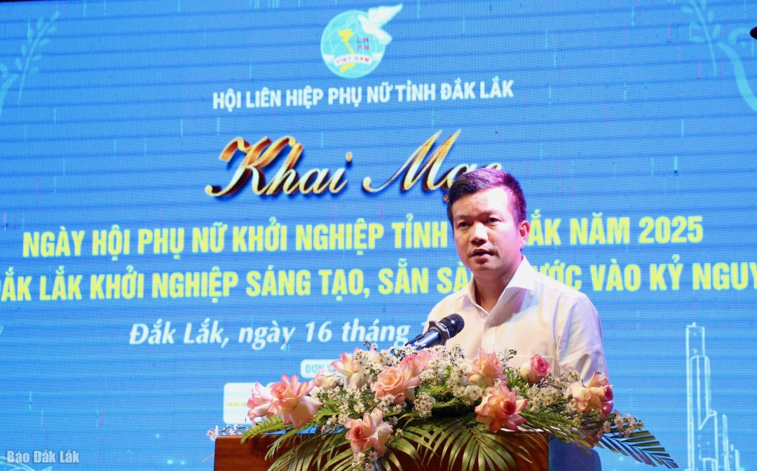 Báo Dân Xã Phó Trưởng Ban Tuyên giáo và Dân vận Tỉnh ủy Trần Doãn Tới phát biểu tại Lễ khai mạc.