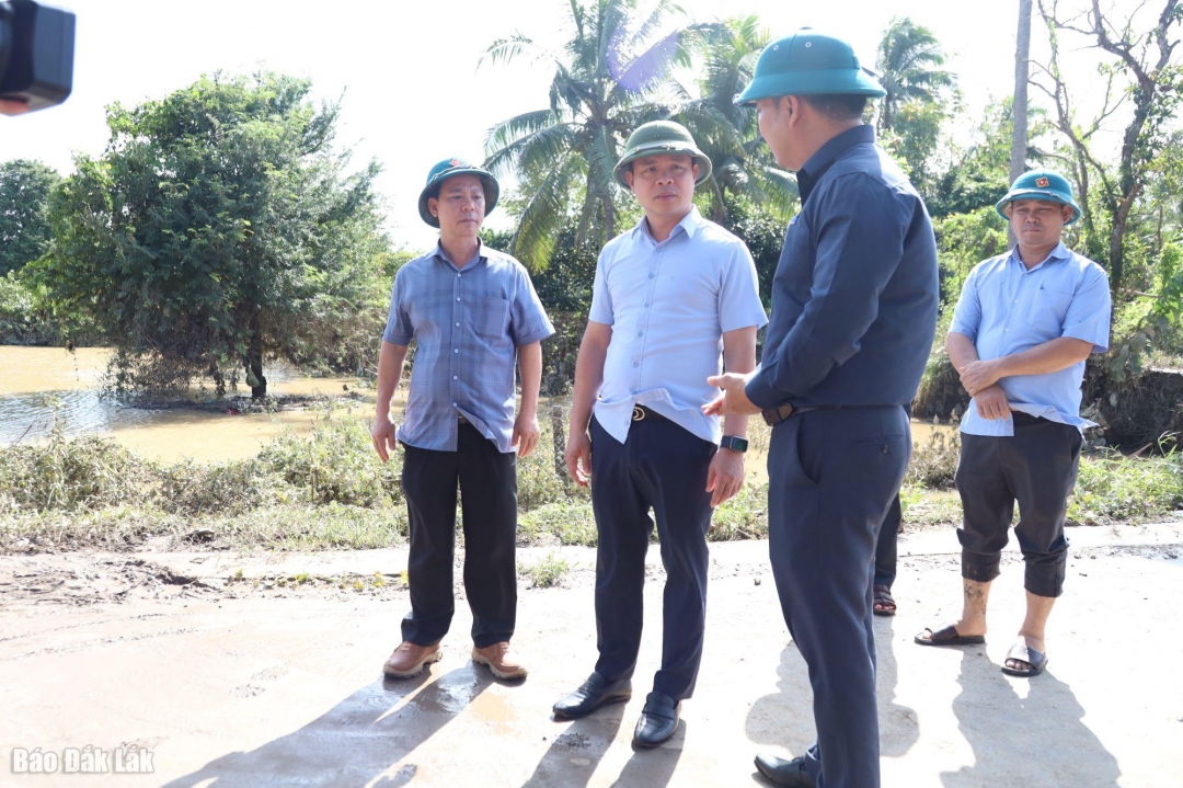 Phó Bí thư Tỉnh ủy Đỗ Hữu Huy đi kiểm tra thực tế tình hình lũ lụt trên địa bàn xã Buôn Đôn