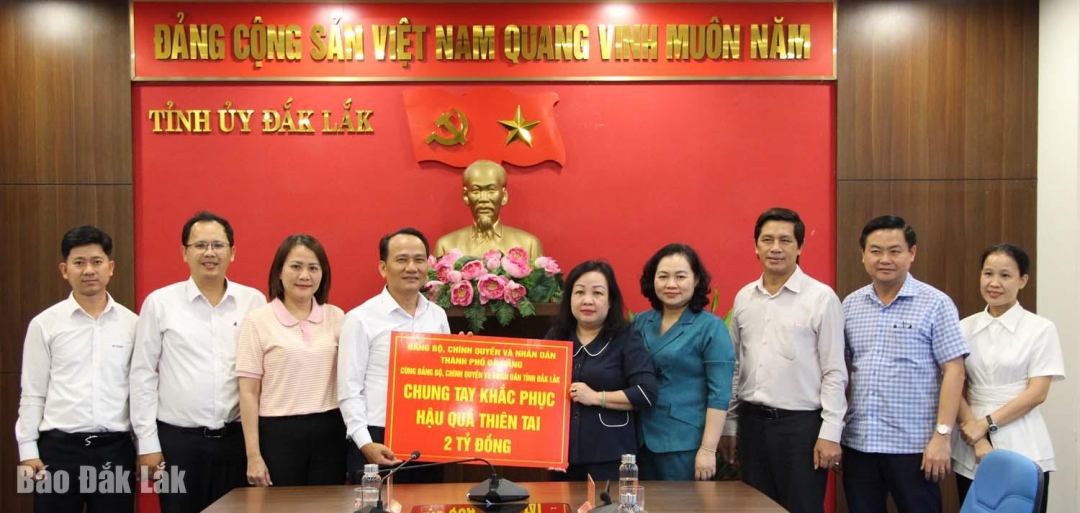 Đoàn công tác TP Đà Nẵng trao bảng tượng trưng hỗ trợ 2 tỷ đồng giúp Đắk Lắk khắc phục hậu quả bão số 13 để lại.