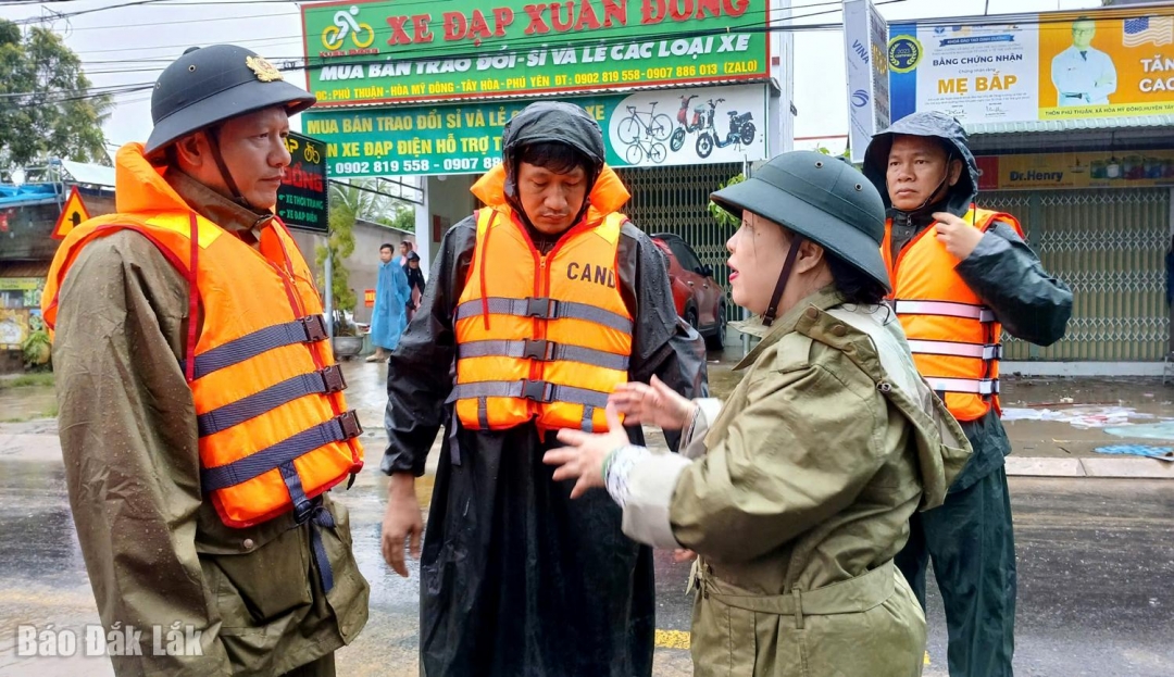 Phó Bí thư Thường trực Tỉnh ủy, Chủ tịch UBND tỉnh Cao Thị Hòa An chỉ đạo lực lượng công an, quân đội khẩn trương cứu dân khỏi vùng lũ. Ảnh: Trung Hiếu