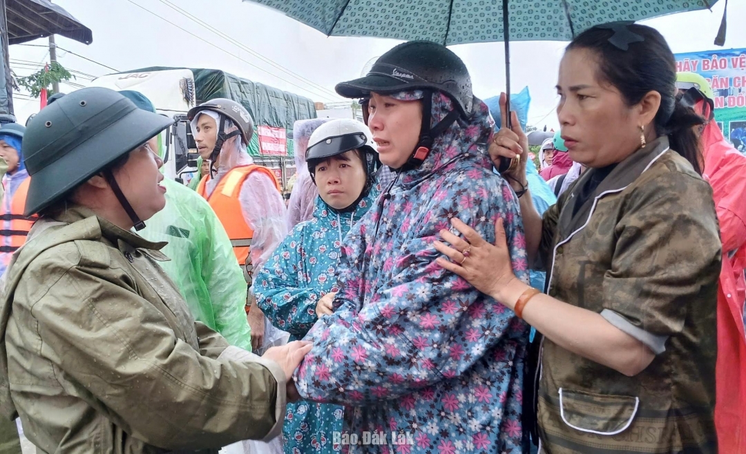 Phó Bí thư Thường trực Tỉnh ủy, Chủ tịch HĐND tỉnh Cao Thị Hòa An thăm hỏi, động viên người dân xã Hòa Thịnh bị ảnh hưởng nặng do mưa lũ.
