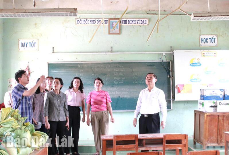 Thứ trưởng Bộ Giáo dục Phòng học ở Trường Tiểu học An Định (xã Tuy An Bắc) bị hư hỏng do mưa lũ