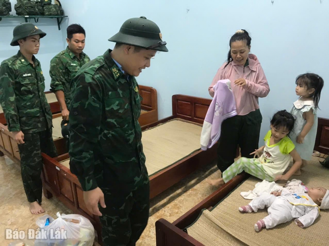 Đồn Biên phòng Hòa Hiệp Nam đón và hỗ trợ người dân vào trú tránh bão.