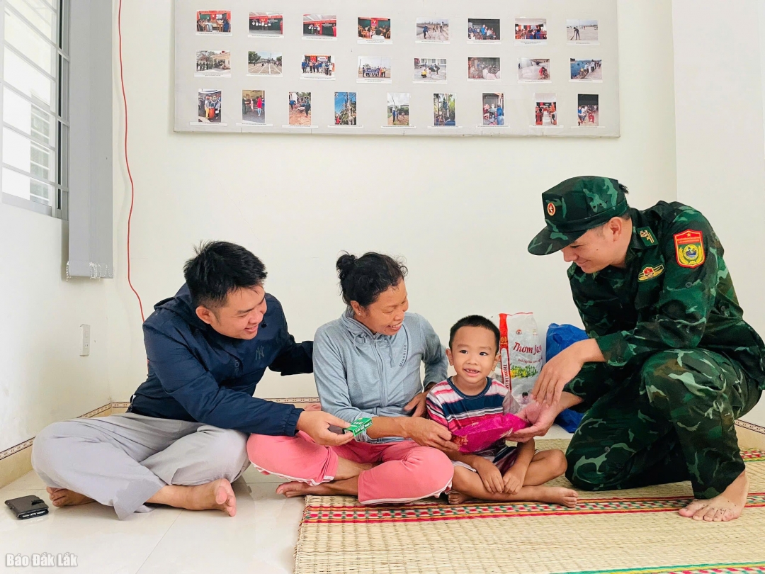 Đồn Biên phòng Xuân Đài phối hợp Hội thiện nguyện Đom Đóm Phú Yên trao hỗ trợ lương thực cho bà con nhân dân.