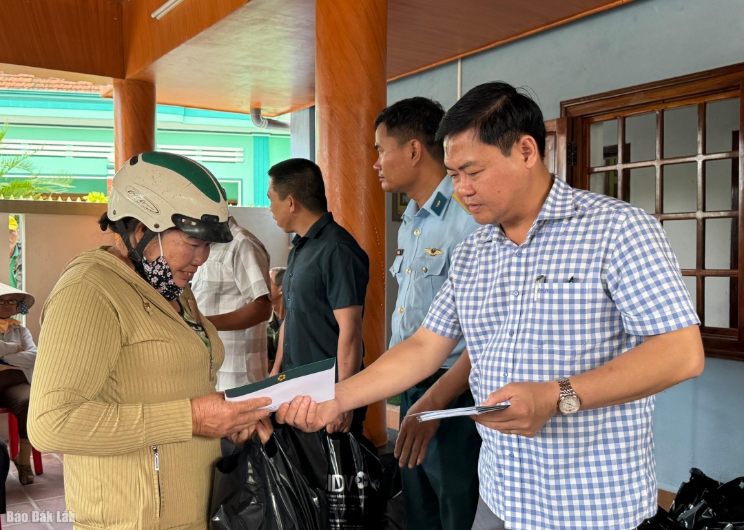 Phó Chủ tịch HĐND tỉnh Đỗ Thái Phong tặng quà cho người dân xã Phú Hòa 2.