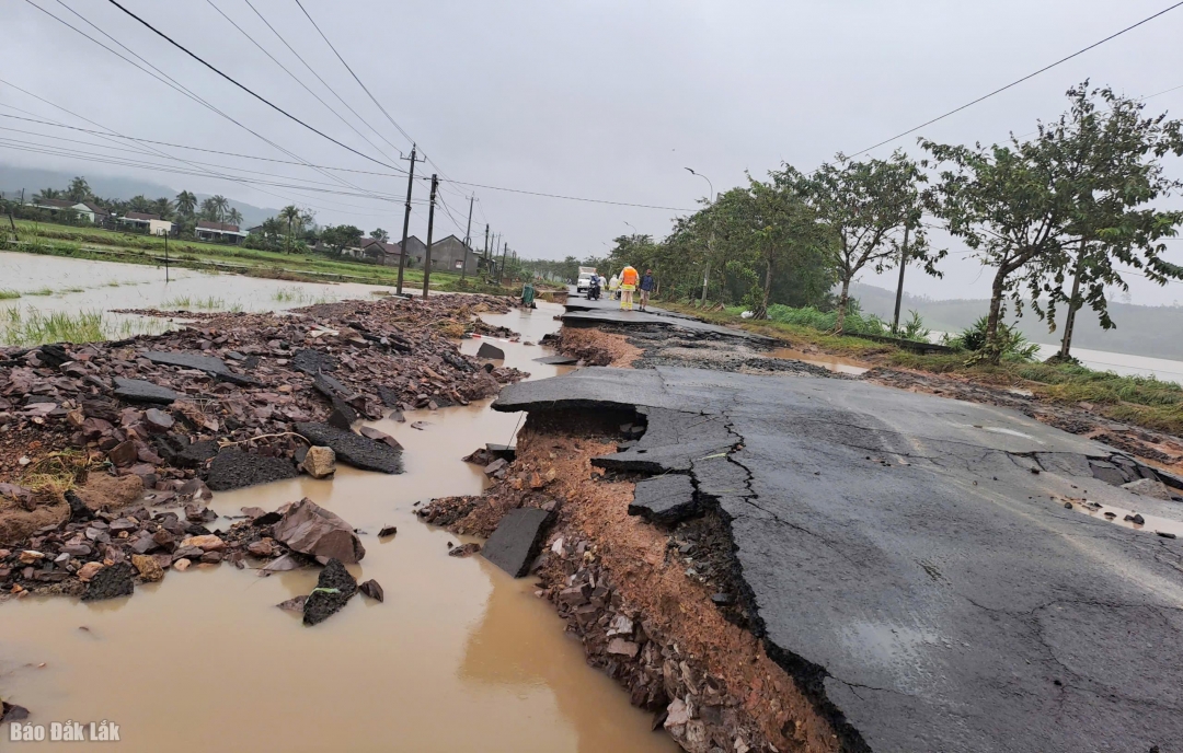 Một tuyến đường bị sạt lở nghiêm trọng sau đợt mưa lũ kéo dài từ ngày 19/11 đến nay. Ảnh: Minh Chi