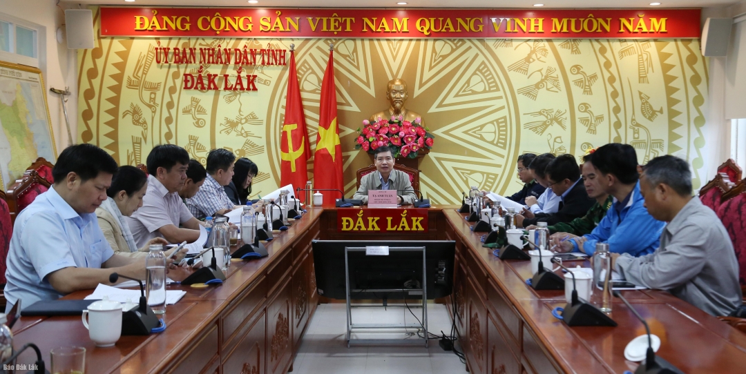 Chủ tịch UBND tỉnh Đắk Lắk Tạ Anh Tuấn, Trưởng ban Chỉ huy Phòng thủ dân sự tỉnh đã tổ chức cuộc họp để cập nhật tình hình mưa lũ và công tác ứng phó, khắc phục ảnh hưởng của thiên tai. Ảnh: Minh Chi