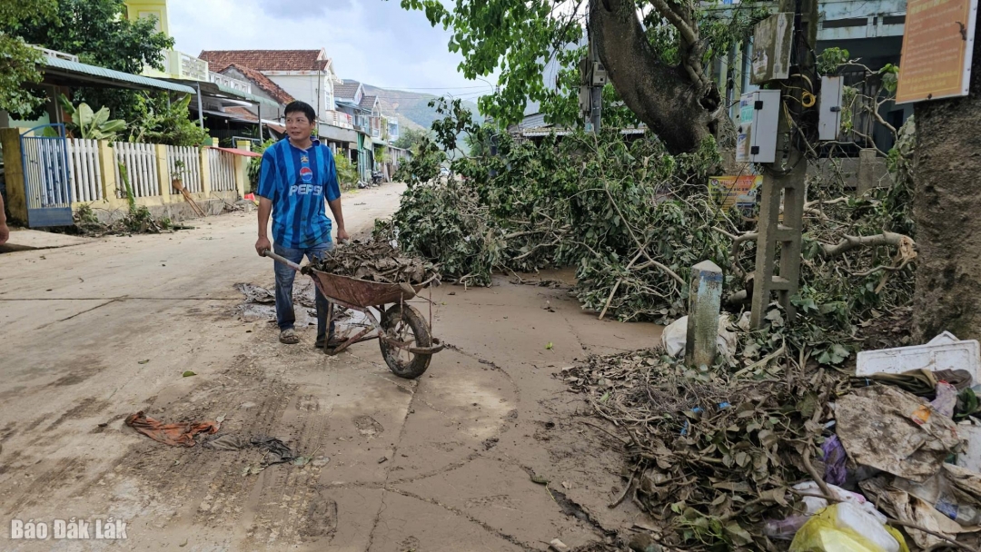 Người dân trên địa bàn xã Đồng Xuân tiến hành dọn dẹp sau bão số 13.