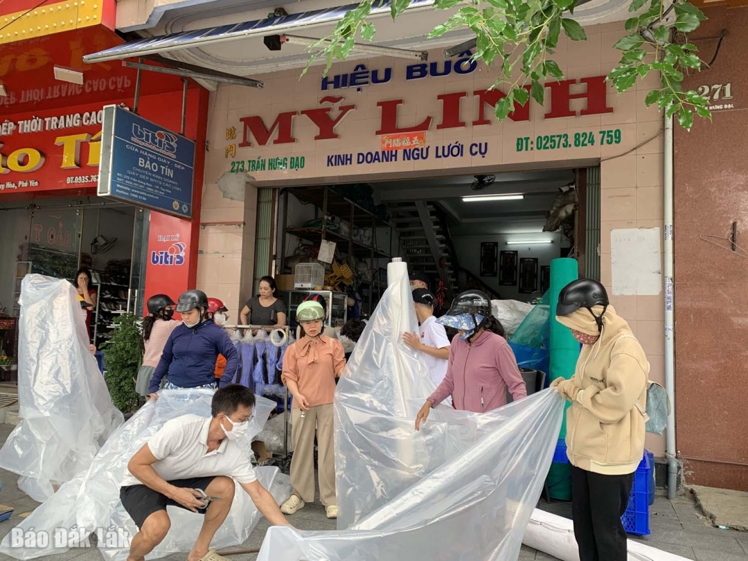 Bịch nilon hút hàng vì nhu cầu mua chống bão.