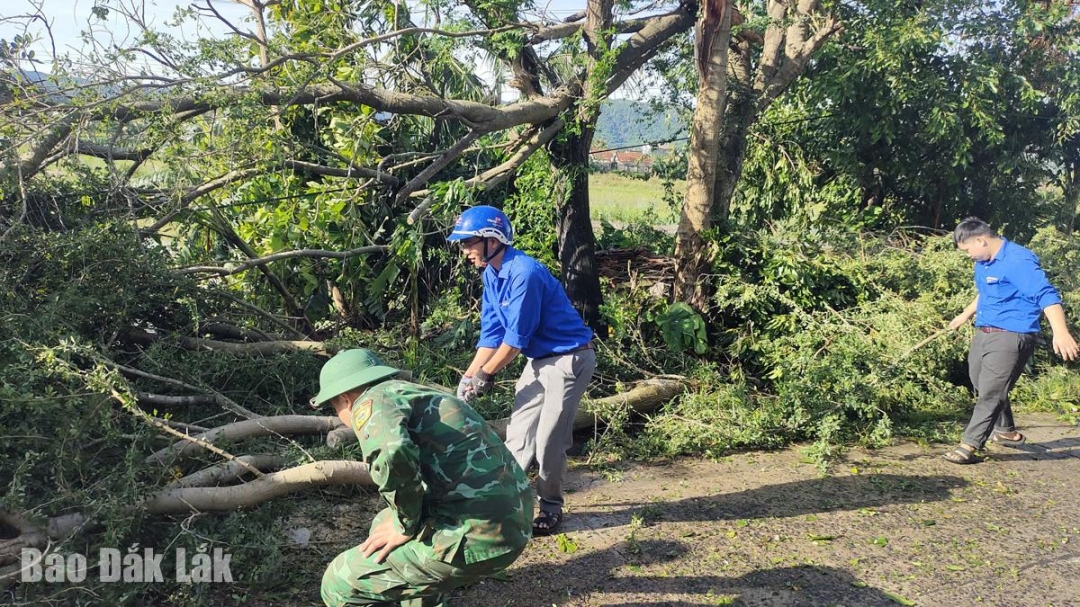 Các lực lượng chức năng ở xã Hòa Xuân khẩn trương dọn dẹp, khơi thông đường