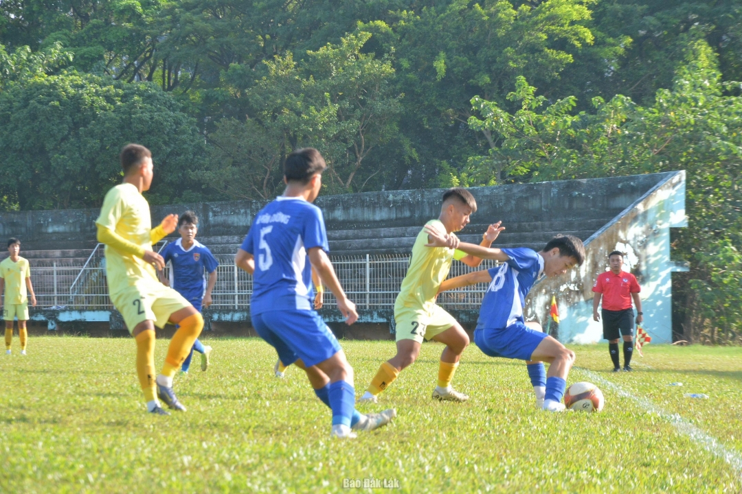 Các cầu thủ áo xanh chủ nhà Trẻ Đắk Lắk nhận thất bại 0-3 trước các các cầu thủ Trung tâm Huấn luyện và thi đấu thể dục thể thao Hà Tĩnh (trang phục vàng).