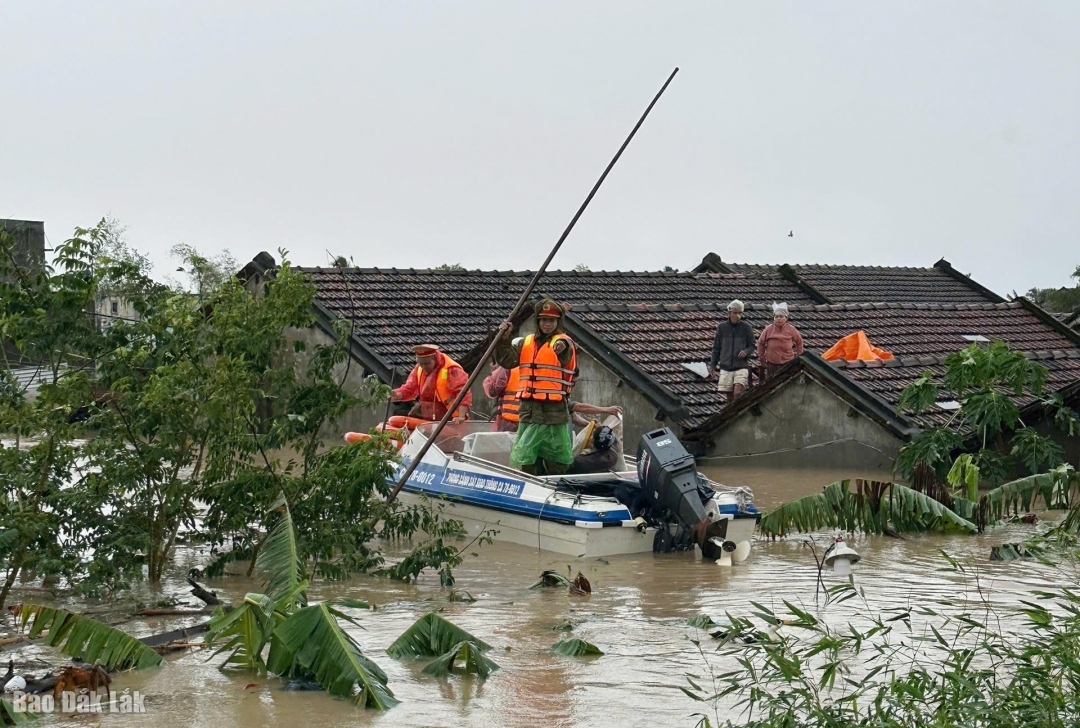 Các lực lượng chức năng huy động toàn lực để cứu người dân trong lũ dữ. Ảnh: CTV
